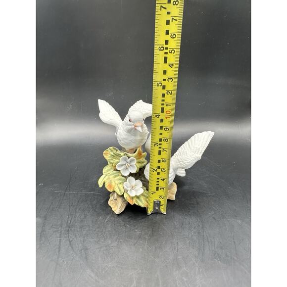 Vintage Pair of Porcelain White Doves With White Flowers Figurine Sculpture MINT - Picture 6 of 9